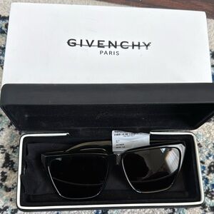 GIVENCHY Gv 7002/S Rectangular Sunglasses